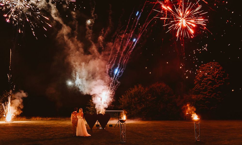 Hochzeitserlebnis mit Feuerwerksfontänen und funkelnden Effekten für das Brautpaar.