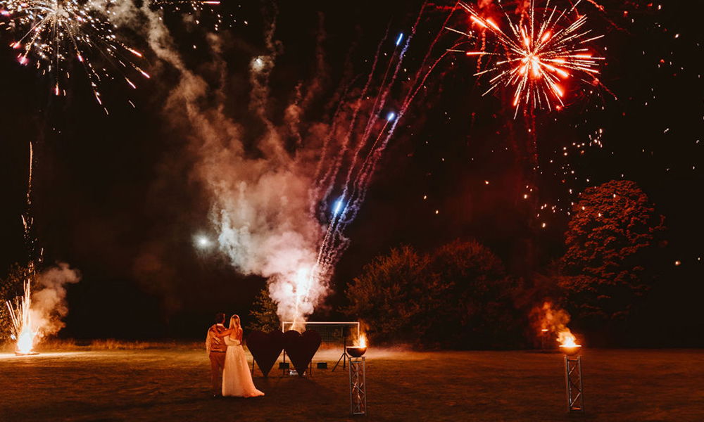 Hochzeitserlebnis mit Feuerwerksfontänen und funkelnden Effekten für das Brautpaar.