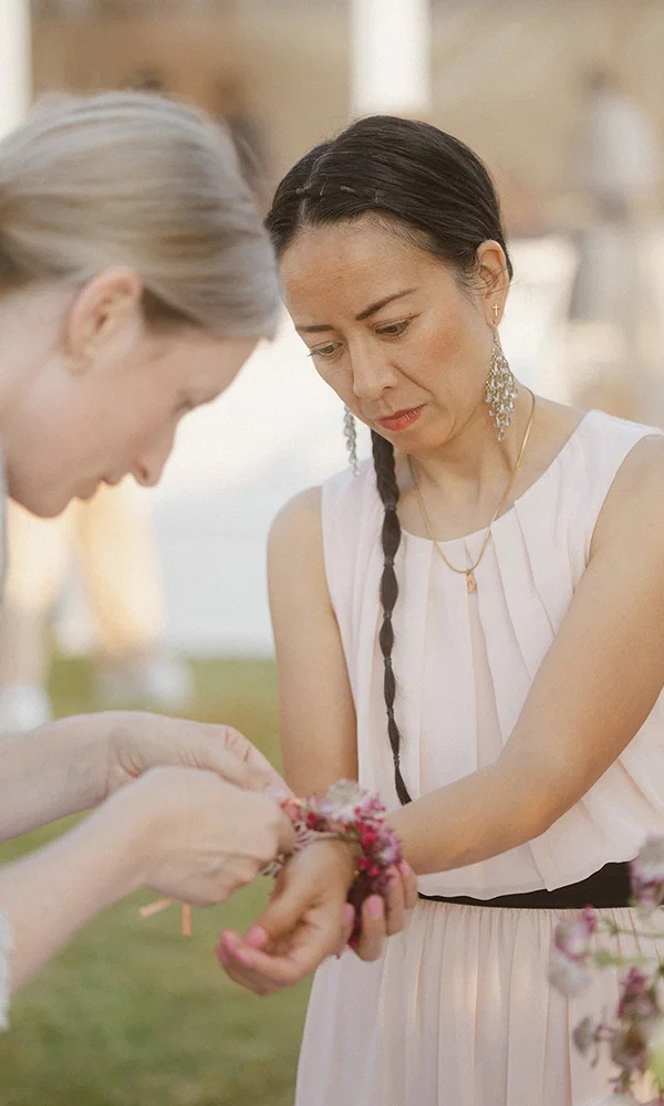 Interaktive Hochzeitsaktivität: Blumenarmbänder gestalten und tragen.