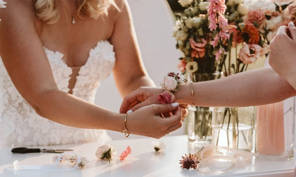 DIY-Blumenaktivität: Flower Bar mit Blumenschmuck und kreativen Ideen.
