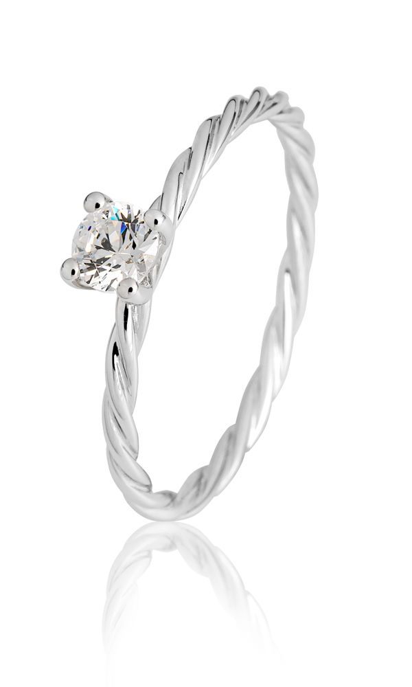 Zeitloser Kordelring in Silber mit einem zentral eingefassten Diamanten. Die gedrehte Struktur des Rings erinnert an ineinander verschlungene Fäden und symbolisiert eine tiefe, untrennbare Verbindung.