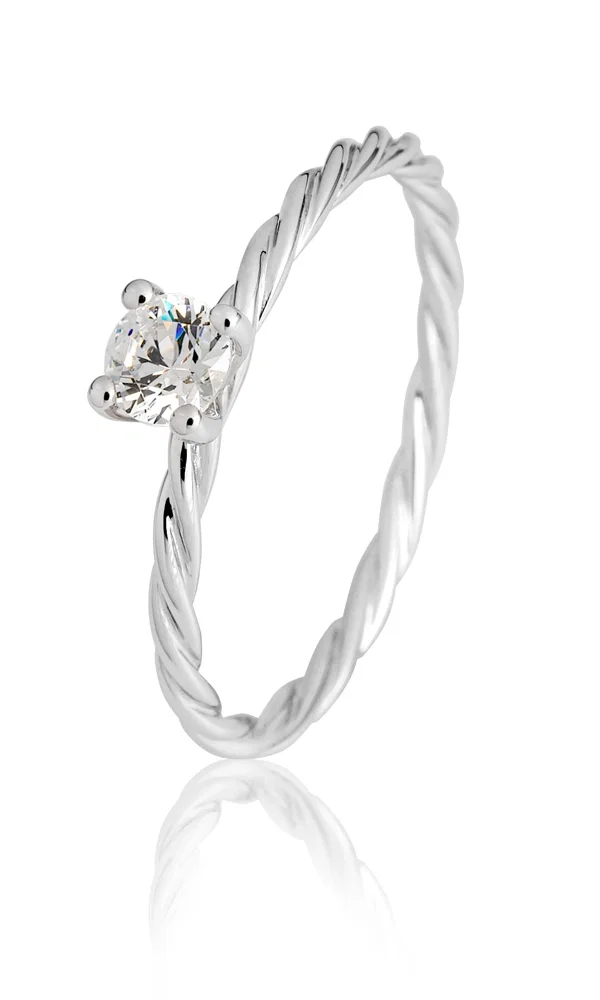 Zeitloser Kordelring in Silber mit einem zentral eingefassten Diamanten. Die gedrehte Struktur des Rings erinnert an ineinander verschlungene Fäden und symbolisiert eine tiefe, untrennbare Verbindung.