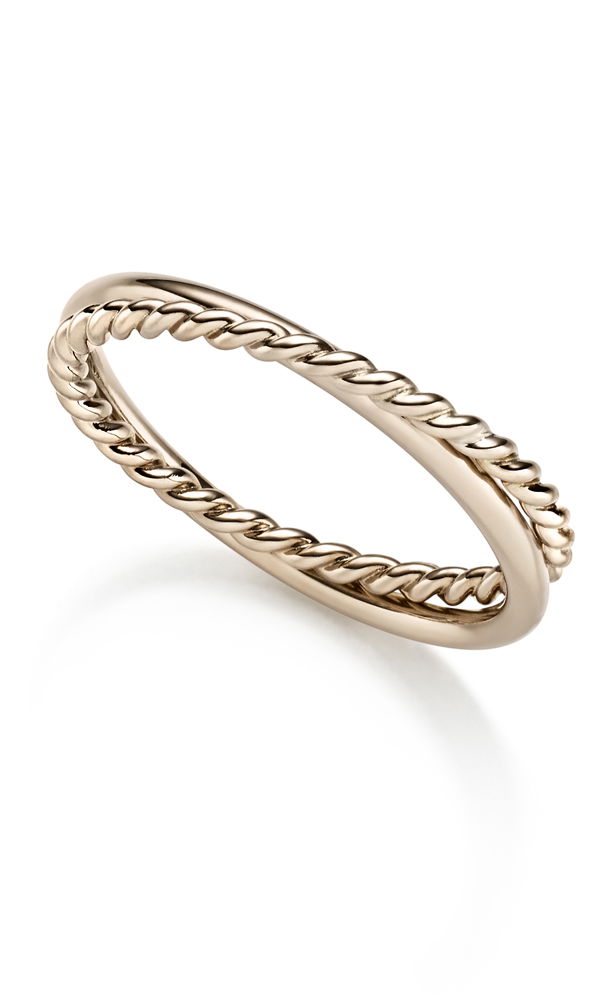 Roségoldener Bandring mit doppelt gedrehter Kordelstruktur. Die sanften, spiralförmigen Linien sorgen für ein harmonisches Design, das sowohl als Trauring als auch als zierliches Schmuckstück getragen werden kann.