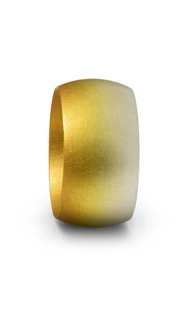Breiter Trauring mit einem einzigartigen Ombre-Effekt, der von goldenen zu silbrigen Nuancen changiert. Die matte Oberfläche verstärkt den sanften Übergang zwischen den Farbtönen.