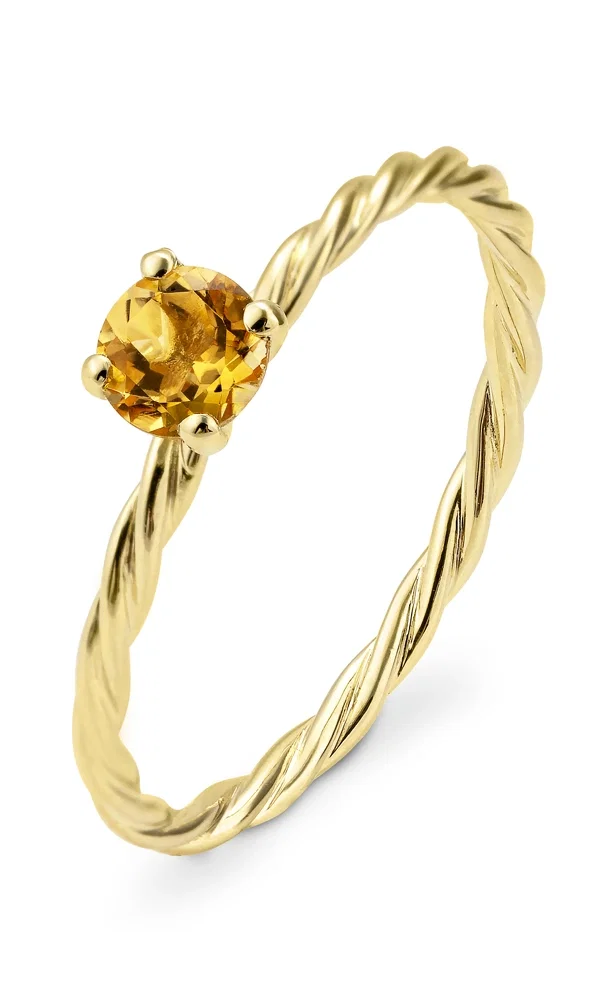 Ein stilvoller Kordelring aus glänzendem Gelbgold mit einem sonnigen Citrin als Highlight. Die gedrehte Ringschiene sorgt für eine einzigartige Optik, während der Edelstein das Licht wunderschön reflektiert.