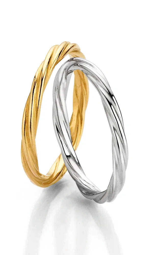 Kunstvolle Eheringe mit feiner Kordeloptik in Gold und Silber. Die verwobene Struktur verleiht den Ringen eine dynamische, aber schlichte Eleganz – perfekt für Paare, die zeitlosen Schmuck lieben.