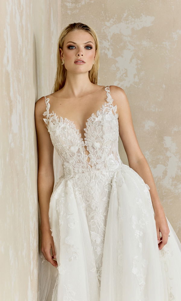 Wunderschönes Kleid mit detaillierter Spitze und fließender Silhouette, perfekt für einen stilvollen Hochzeitslook.