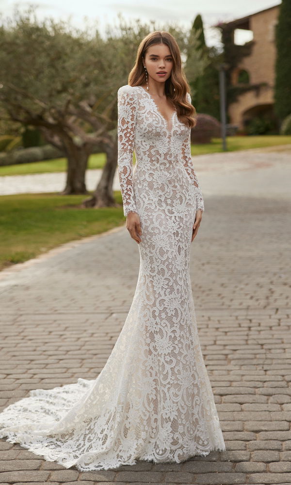 Wunderschönes Brautkleid mit aufwendigen Spitzenverzierungen und einem klassischen Schnitt, ideal für Hochzeiten im Garten.