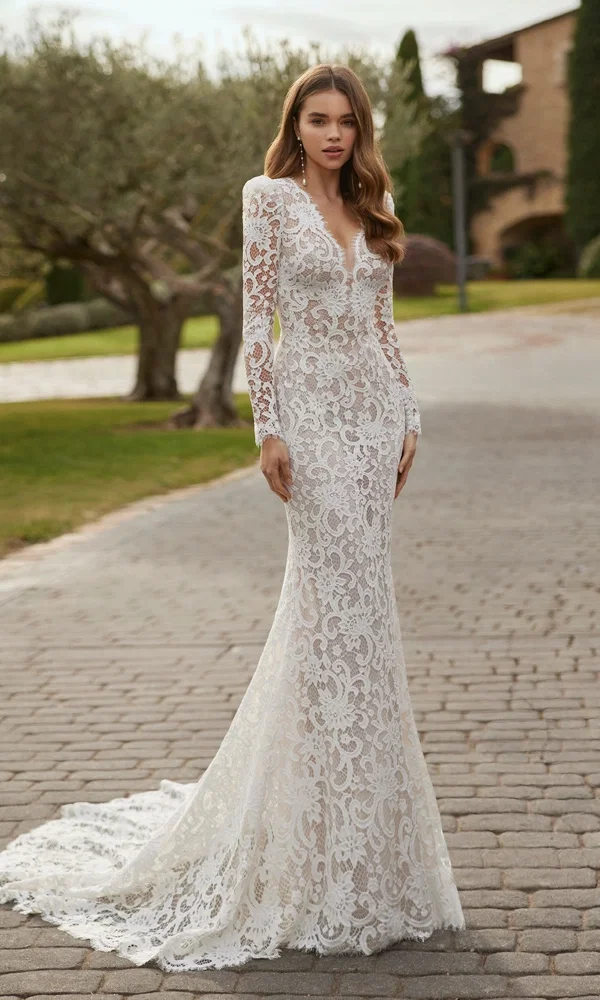 Wunderschönes Brautkleid mit aufwendigen Spitzenverzierungen und einem klassischen Schnitt, ideal für Hochzeiten im Garten.