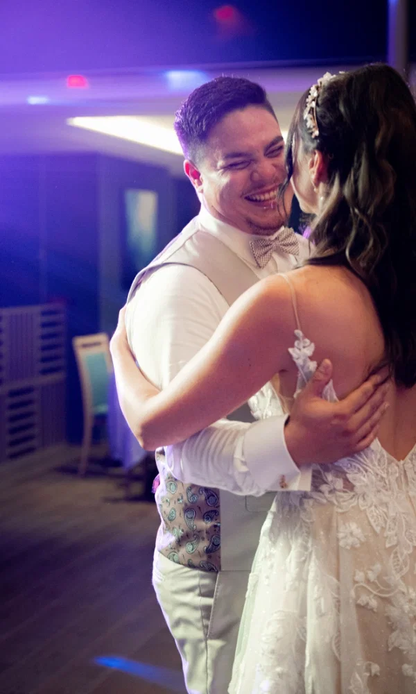 Das Brautpaar tanzt glücklich an der eigenen Hochzeit