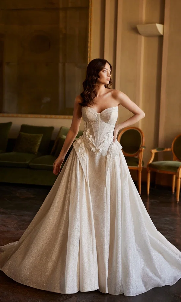 Klassisches Brautkleid mit betontem Oberteil und weit ausgestelltem Rock, ideal für einen majestätischen Auftritt.