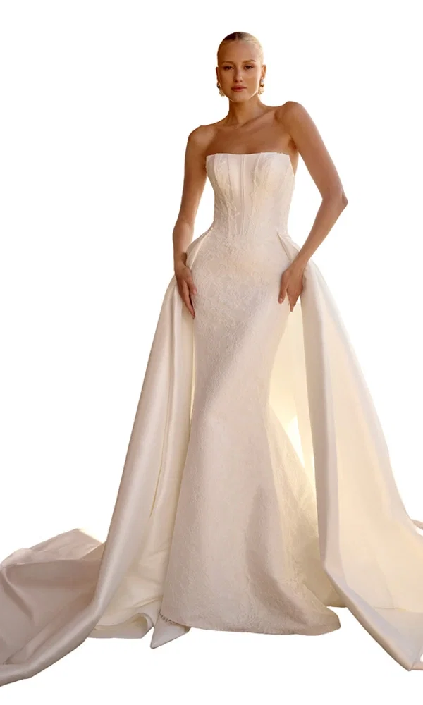 Modisches Designer-Brautkleid mit figurbetontem Schnitt und luxuriösem, abnehmbaren Überrock – perfekt für den großen Auftritt.