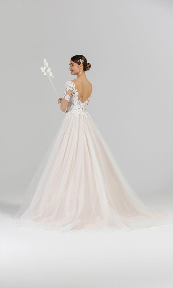 Feminines Brautkleid mit illusionären Spitzenärmeln, zartem V-Ausschnitt und einer langen Schleppe. Der feine Tüll und die floralen Details unterstreichen den eleganten Stil.