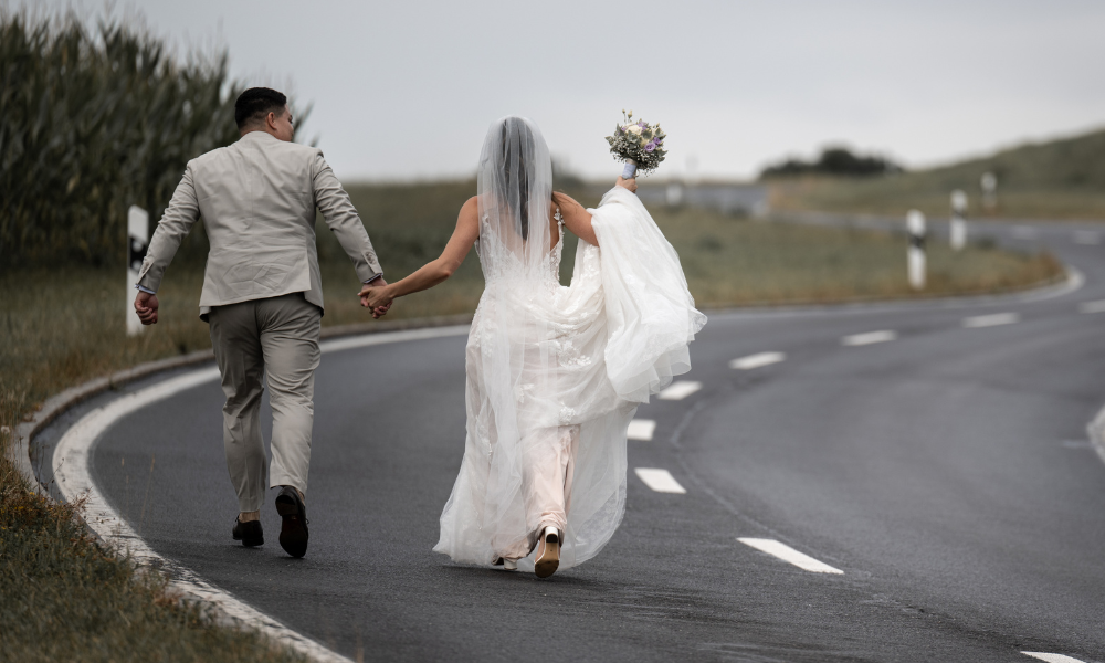 Das Brautpaar auf dem Weg in die Reise des Glücks