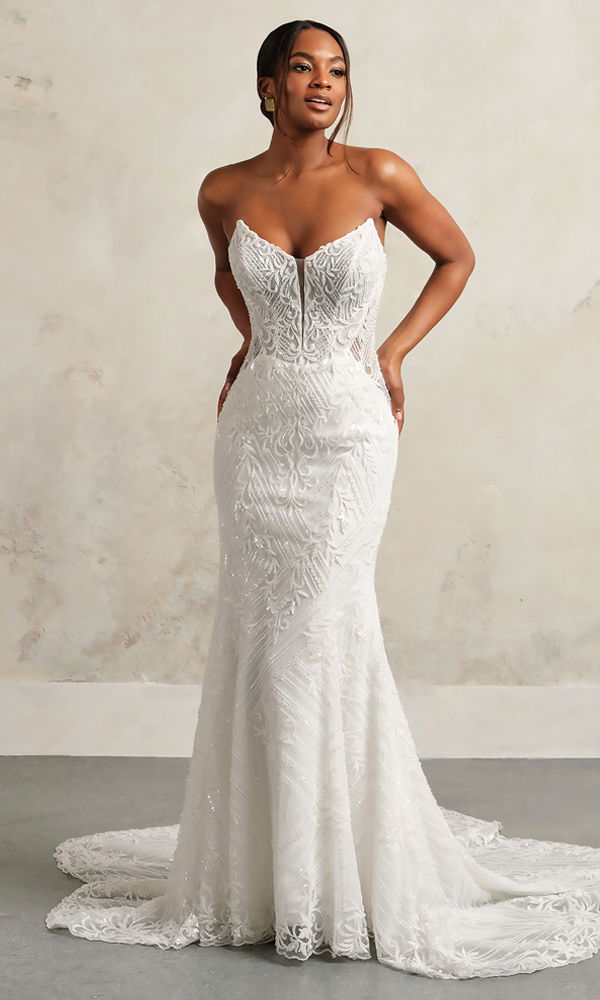 Schlichtes, aber luxuriöses Brautkleid mit floralen Details und schlanker Silhouette, perfekt für eine elegante Zeremonie.