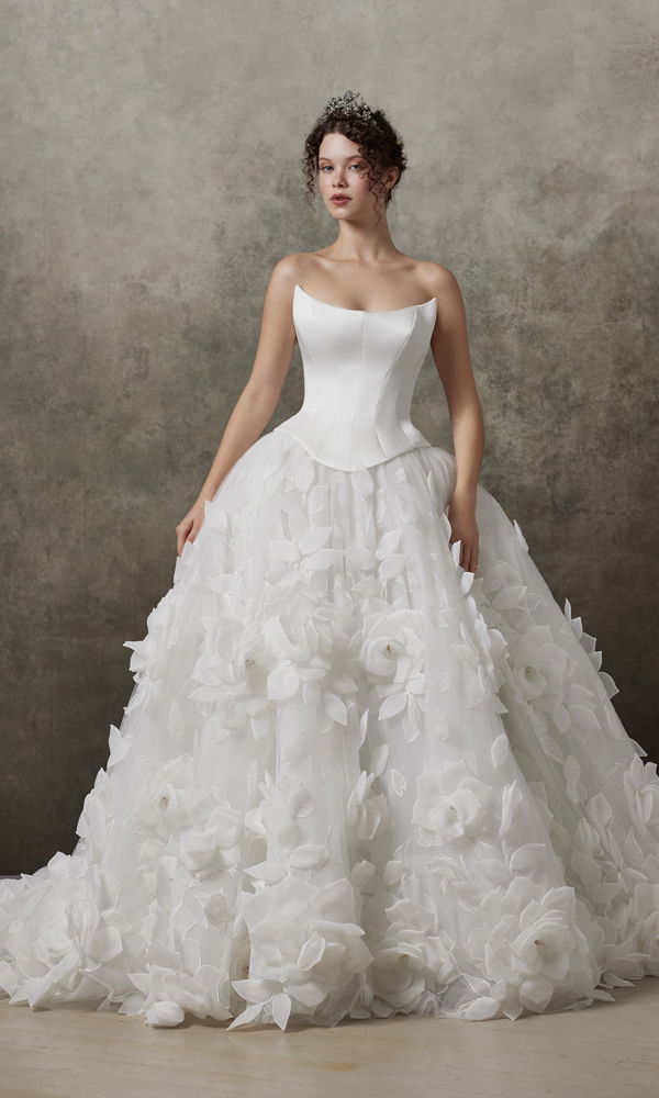 Atemberaubendes Brautkleid mit floraler Verzierung und Korsett, das Eleganz und Märchenzauber vereint.