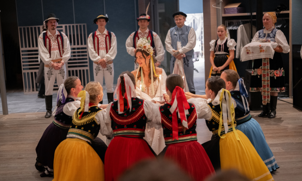 Traditionelle kuluturelle Tänze auf der Hochzeit