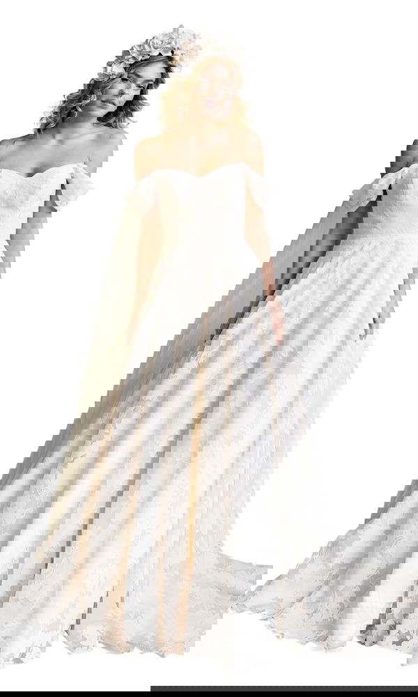 Boho-inspiriertes Hochzeitskleid mit zartem Blumenmuster und Off-Shoulder-Schnitt – kombiniert mit Blumenkranz für einen natürlichen Look.