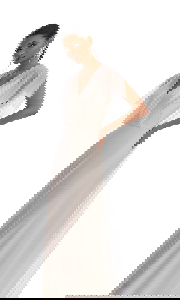 Raffiniert drapiertes Brautkleid mit dezenten, transparenten Ärmeln – stilvolle Wahl für puristische Bräute.