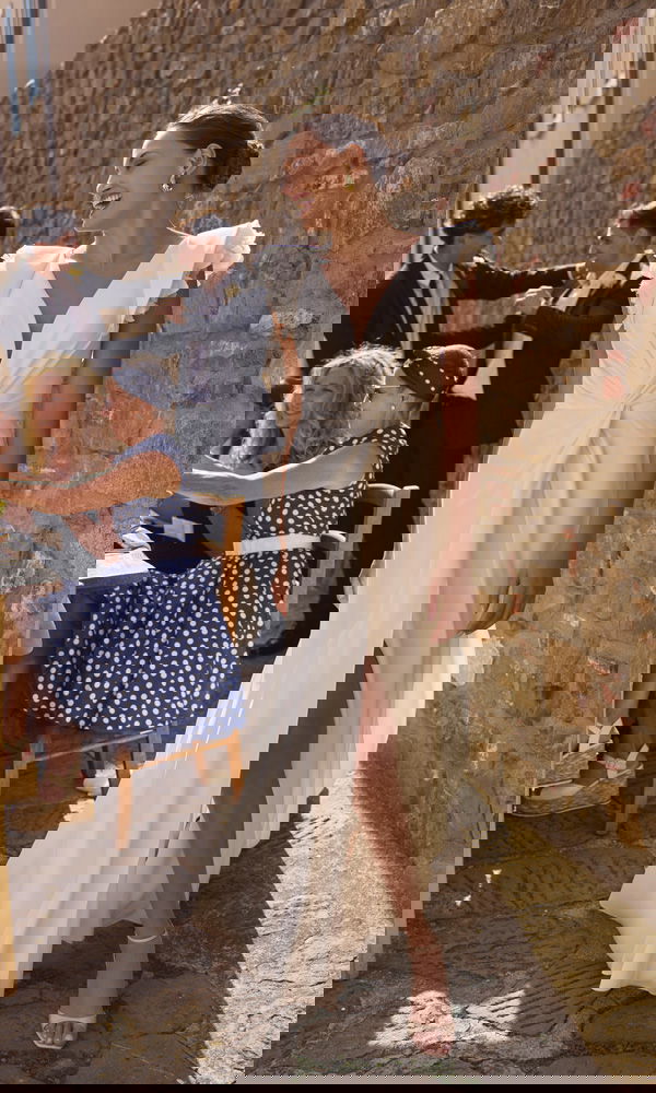 Sommerliches Hochzeitskleid mit fließendem Stoff, tiefem Ausschnitt und femininen Schulterdetails – stilvoll und leger zugleich.