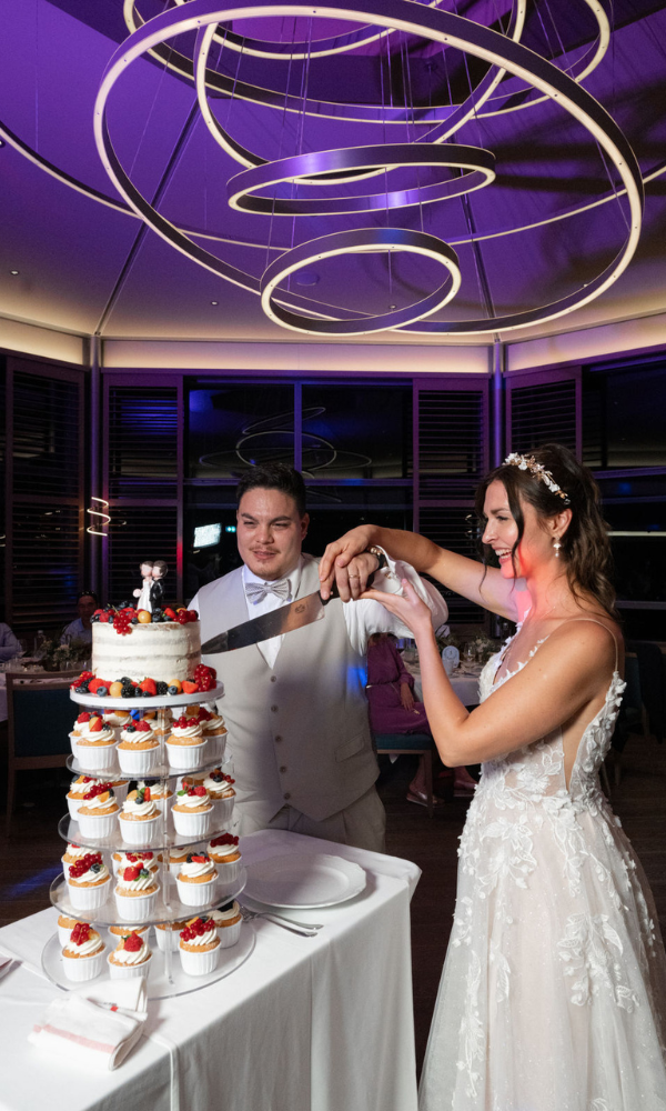 Das Braut beim Tortenanschnitt