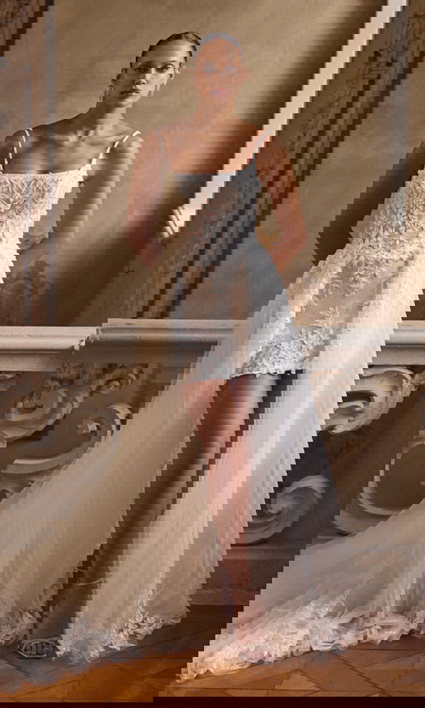 Figurbetontes Minikleid mit Trägern, Spitze und aufwändigem Tüllrock – moderner Look in barocker Location.