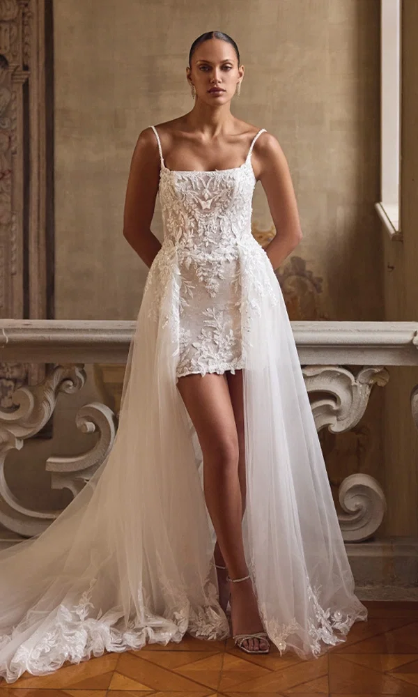 Figurbetontes Minikleid mit Trägern, Spitze und aufwändigem Tüllrock – moderner Look in barocker Location.