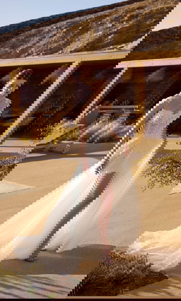 Brautkleid mit figurbetontem Minirock aus Spitze, kombiniert mit zartem Tüllrock – eine lässige Alternative für Outdoor-Bräute.