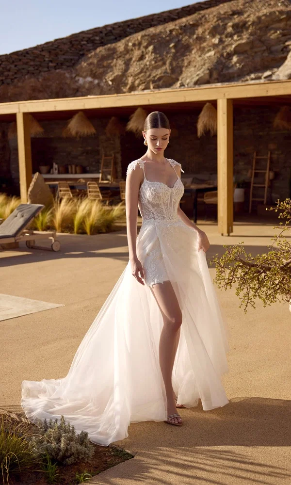 Brautkleid mit figurbetontem Minirock aus Spitze, kombiniert mit zartem Tüllrock – eine lässige Alternative für Outdoor-Bräute.