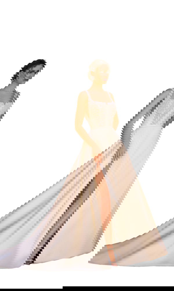 A-Linien-Brautkleid mit sexy Schlitz und transparentem, mit Perlen besetztem Oberteil – minimalistisch und eindrucksvoll zugleich.