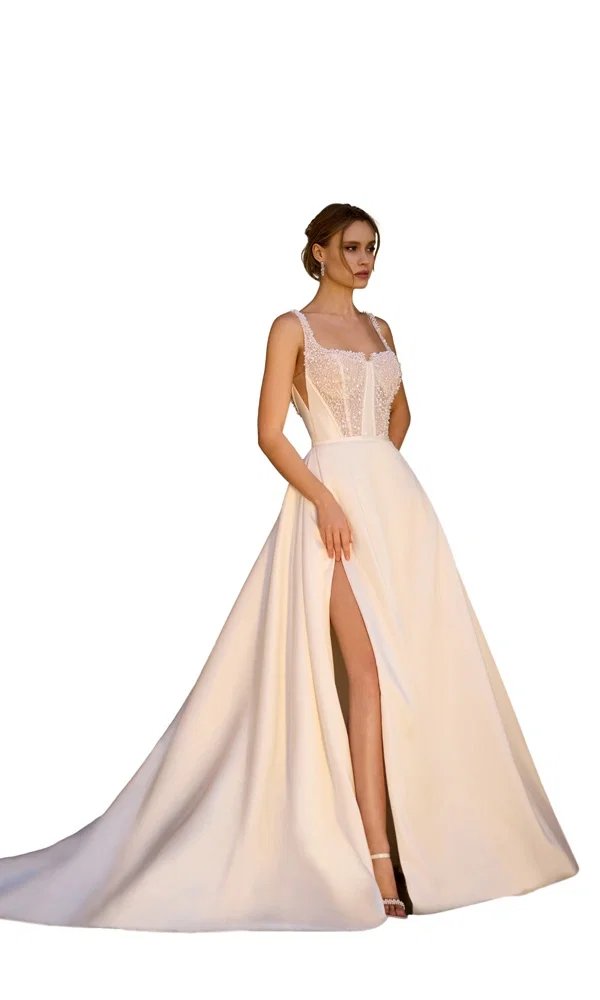A-Linien-Brautkleid mit sexy Schlitz und transparentem, mit Perlen besetztem Oberteil – minimalistisch und eindrucksvoll zugleich.