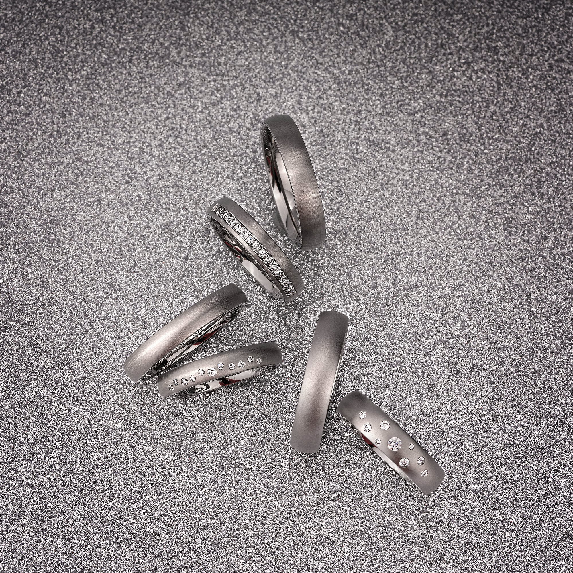 Hochwertige Eheringe in einem schimmernden Design, perfekt für Brautpaare mit Sinn für Eleganz.