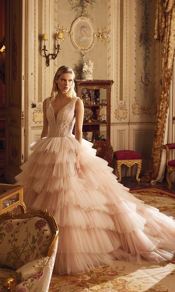 Luxuriöses Ballkleid mit voluminösen Tülllagen – ein atemberaubender Hochzeitslook im königlichen Ambiente.