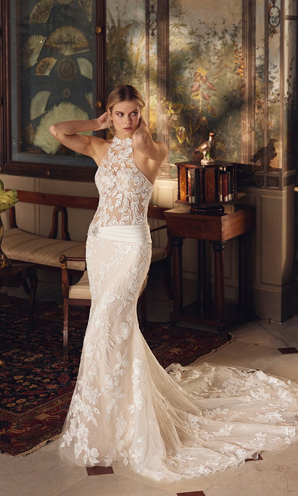Schlanke Silhouette mit romantischer Spitze: Hochzeitskleid im modernen Vintage-Stil.