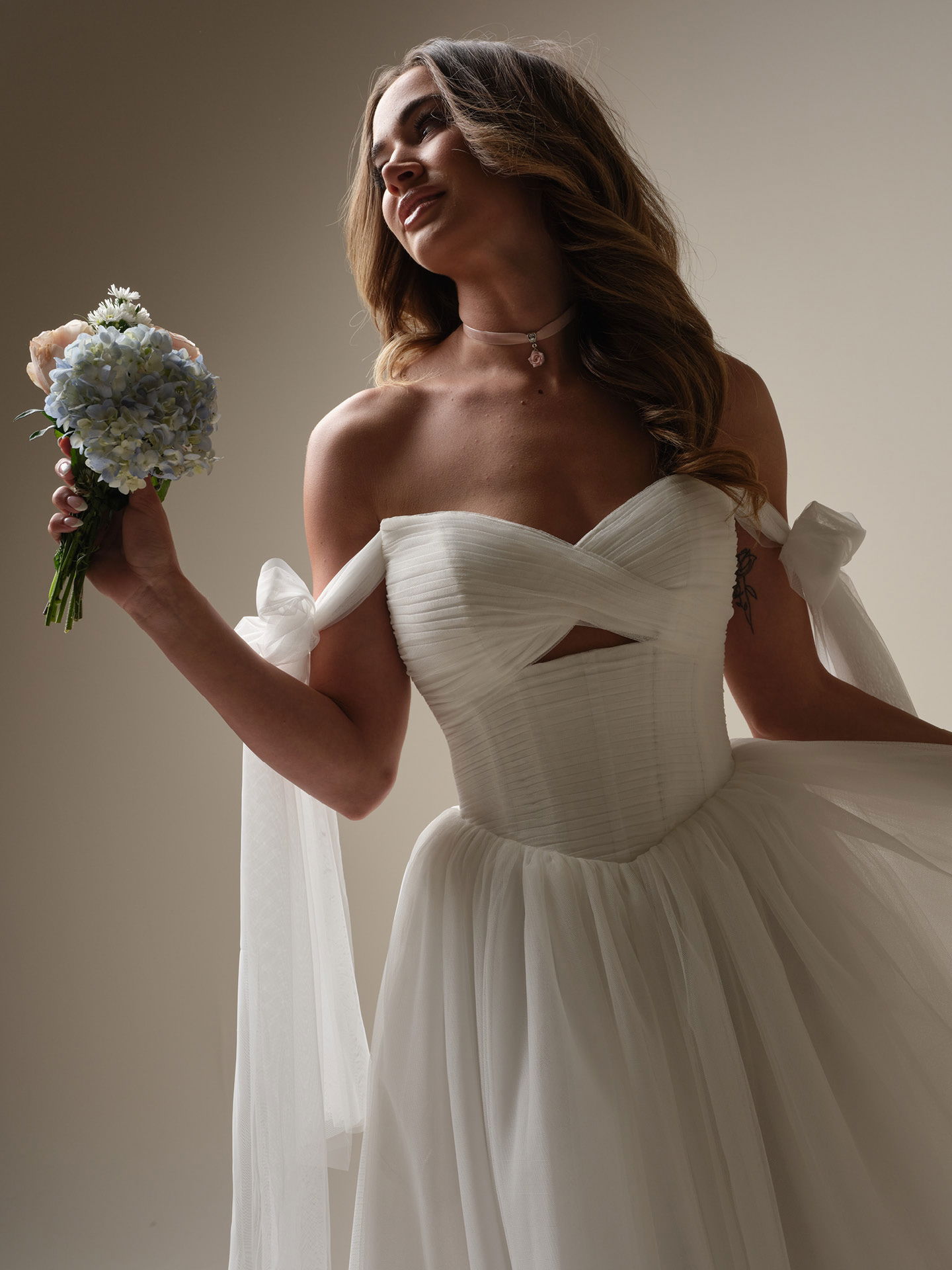 Romantisches Brautkleid im Lingerie-Style mit zarter Corsage und fließendem Voilerock.