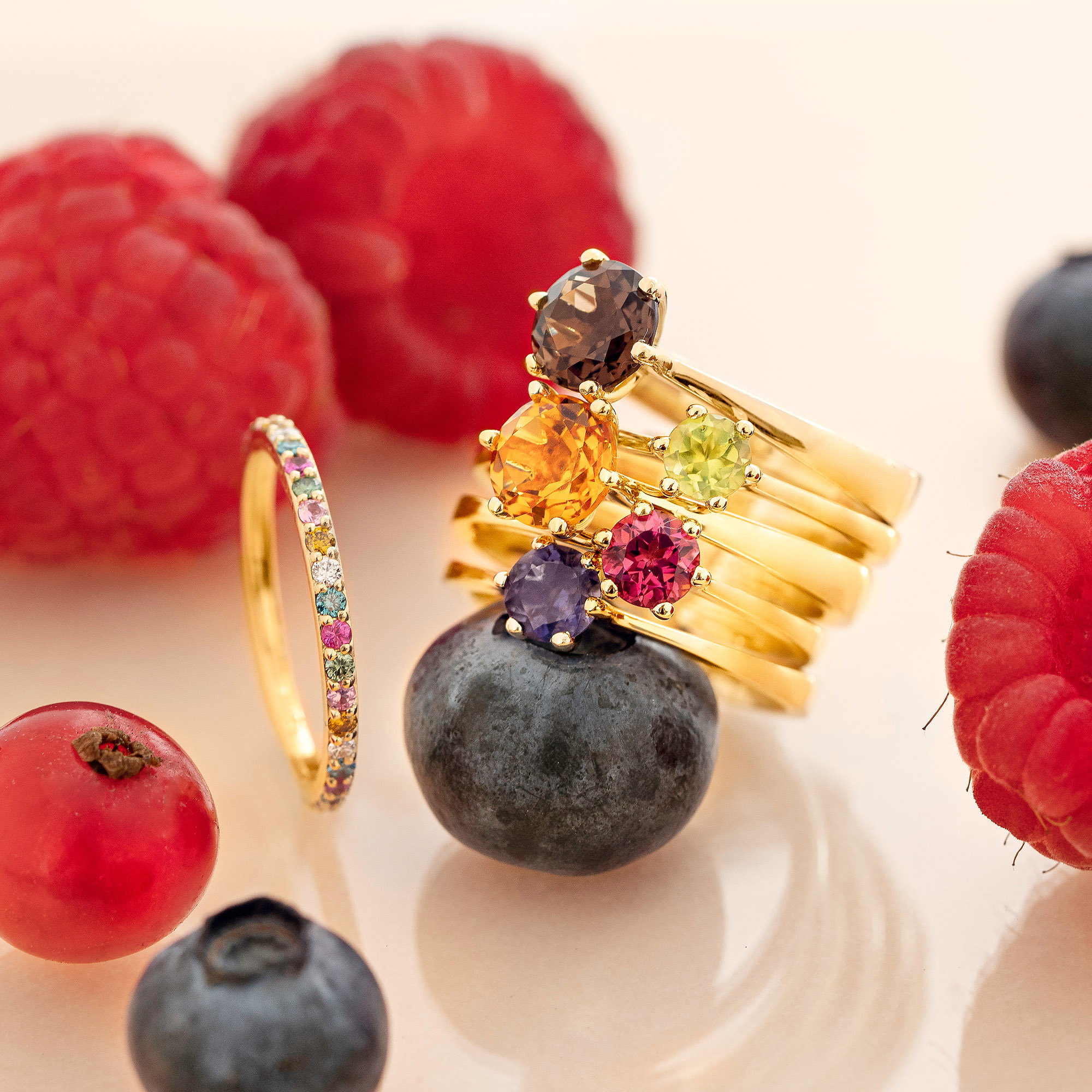 Farbenfrohe Goldringe mit Edelsteinen, die an die Vielfalt von Früchten erinnern.