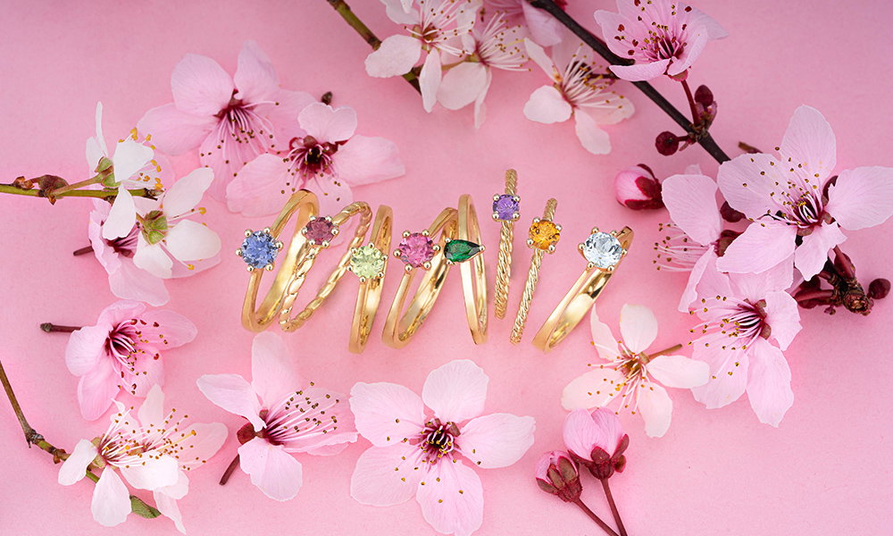 Romantische Goldringe mit Farbakzenten, inspiriert von der natürlichen Schönheit von Blüten.