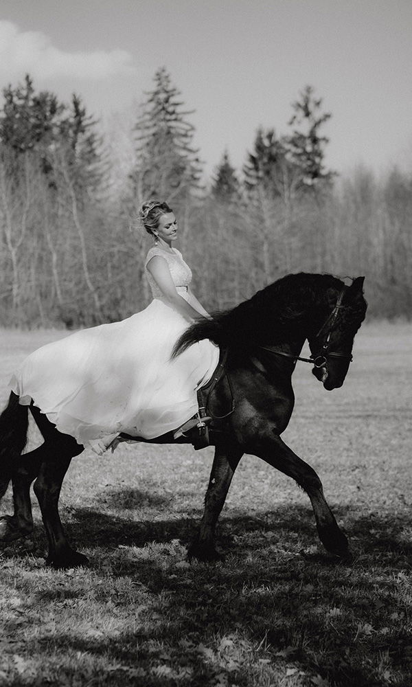 Reitende Braut in Bewegung – romantische Szene im Vintage-Look.