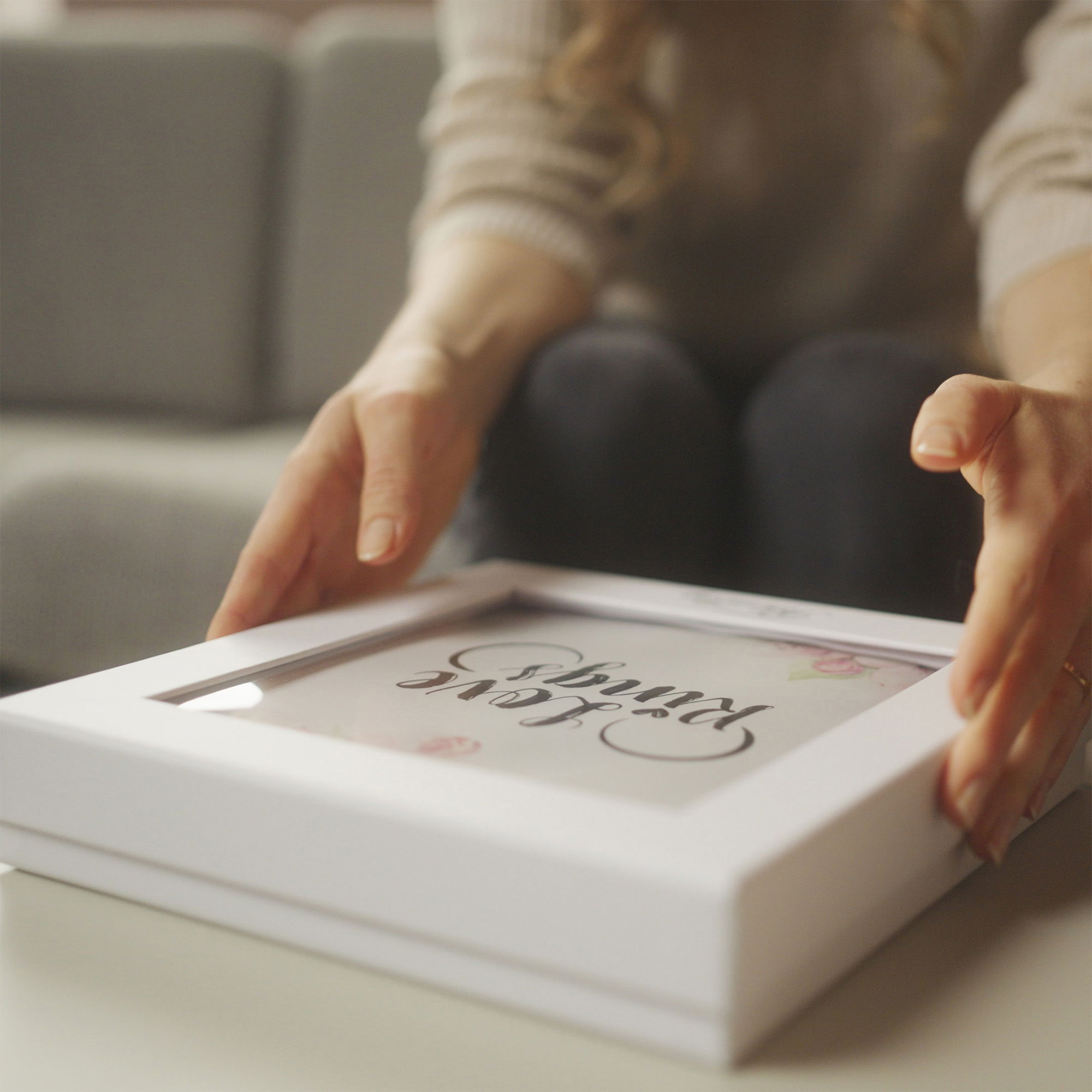 Frau hält stilvoll verpackte Love Rings Box von Rhomberg zur Inspiration für Eheringe in den Händen.