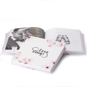 Geöffnetes und geschlossenes Love Rings Buch von Rhomberg mit Trauring-Designs und Inspiration.