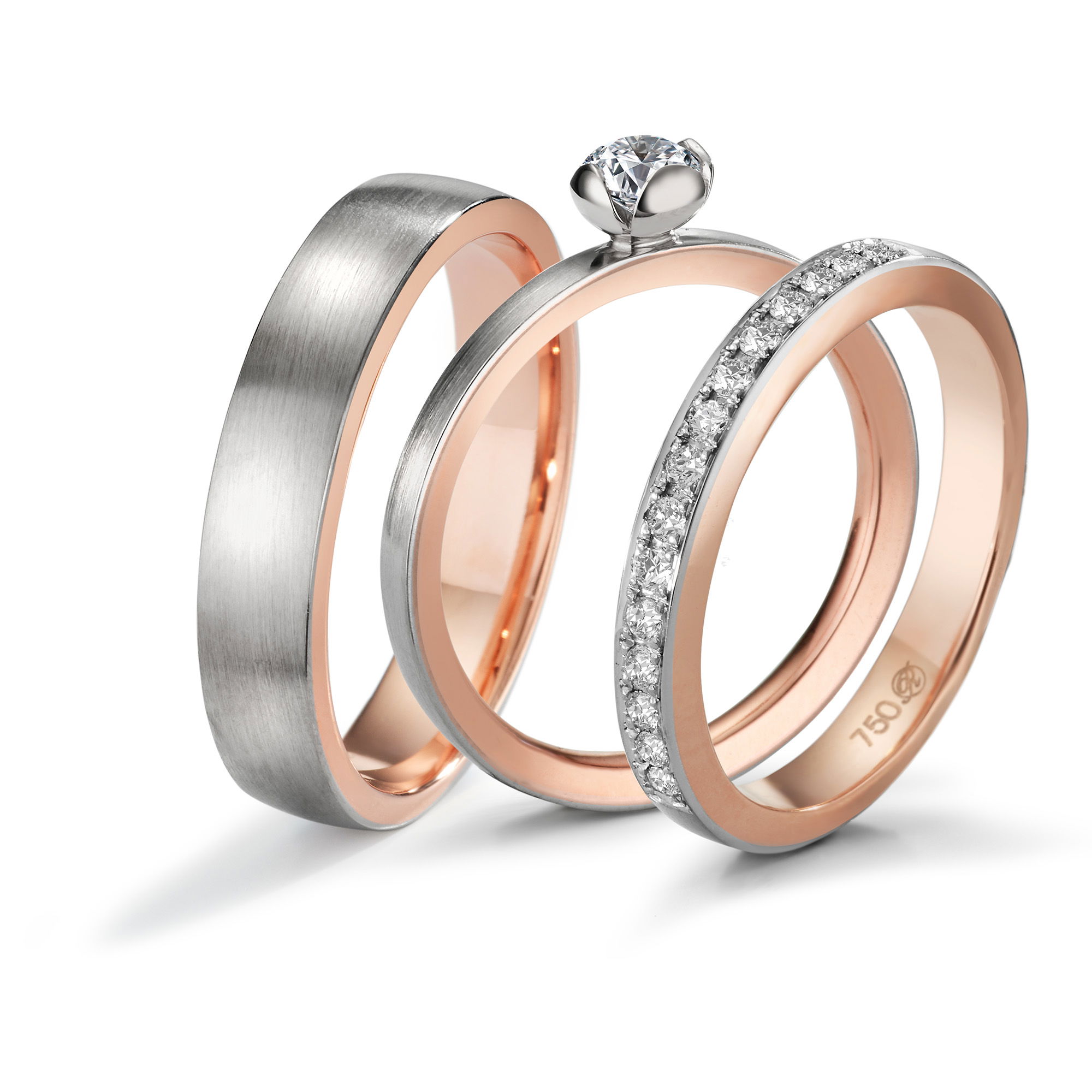 Trio aus Ehering, Solitärring und Memoryring in Bicolor-Optik mit Diamanten – symbolisch & stilvoll.