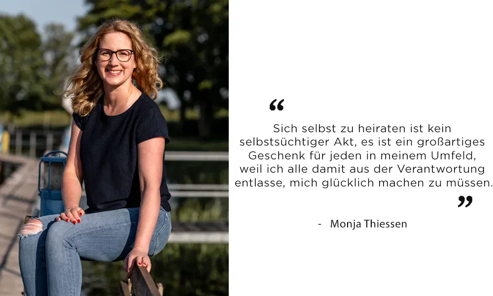 Coach Monja Thiessen mit Brille auf einem Steg, neben ihr ein starkes Statement zur Selbstliebe und der Entscheidung für sich selbst.
