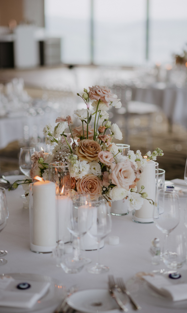 Die wunderschöne Blumendeko von Little Rose verleiht dem Moment eine besondere Magie.