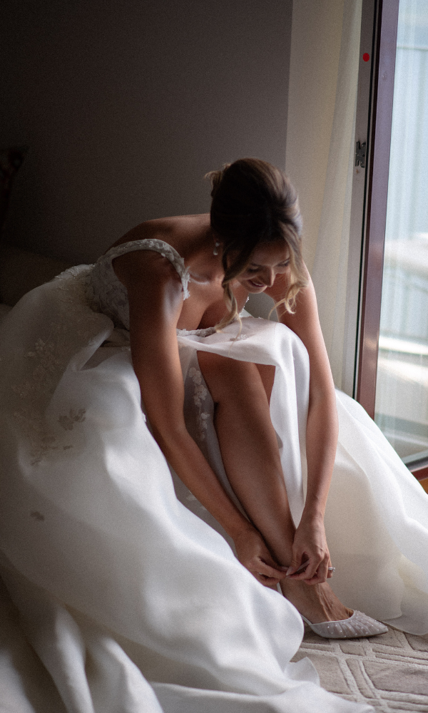 Getting Ready: Die Braut strahlt vor Freude.