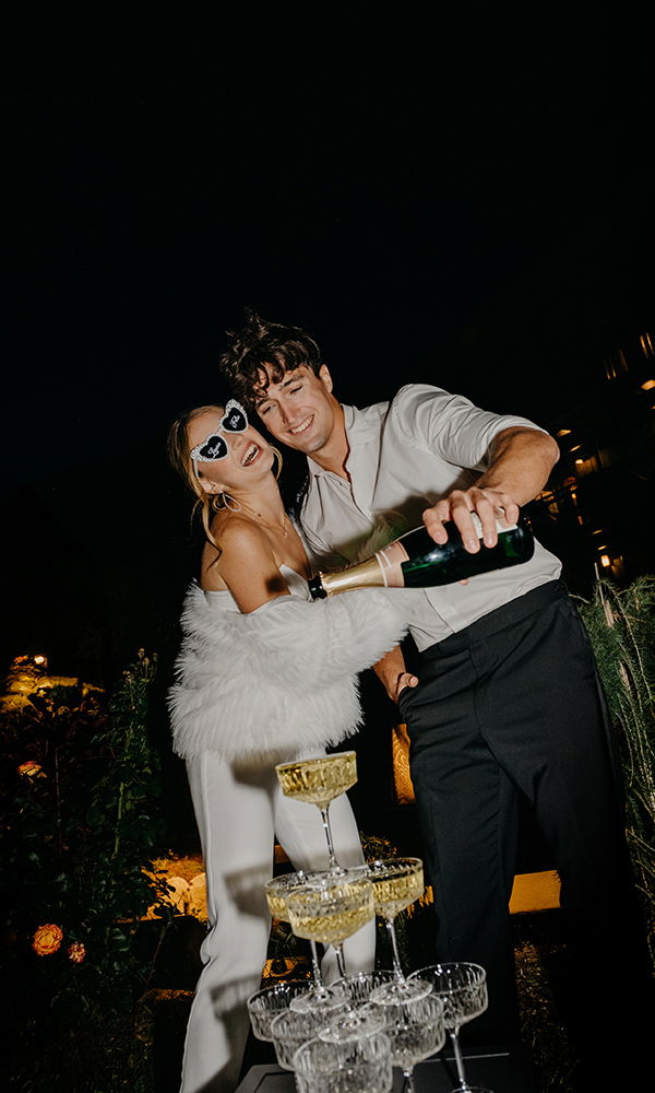 Glitzernde Nachtaufnahme mit luxuriösem Champagnerturm und Partystimmung.