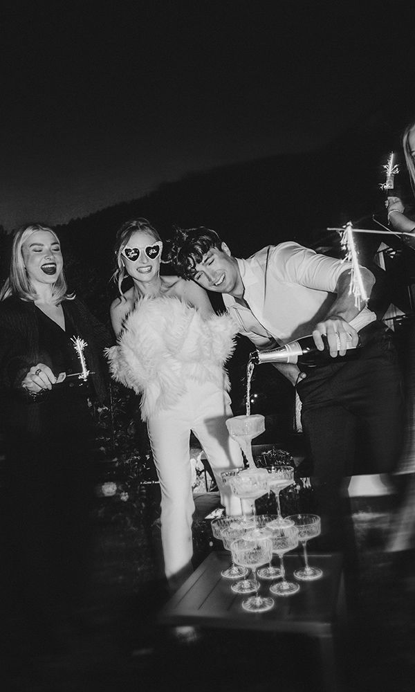 Ausgelassene Stimmung bei einer modernen Hochzeitsfeier unter freiem Himmel.