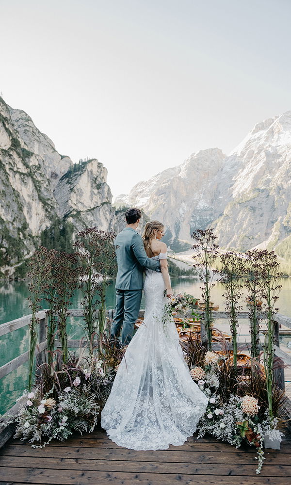 Braut und Bräutigam genießen den Moment inmitten der Natur.