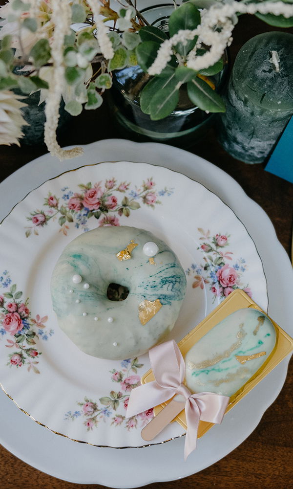 Stylisches Gebäck mit edlem Topping als süßes Hochzeitsdetail.