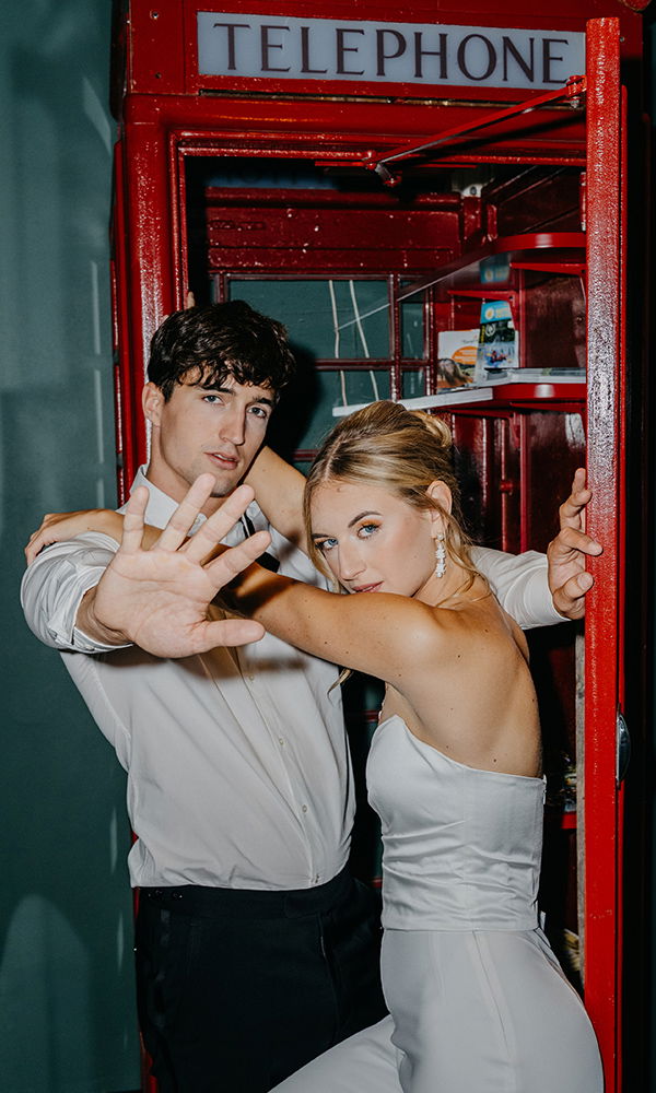 Hochzeitsshooting mit London-Charme: Paar zeigt Persönlichkeit und Stil.