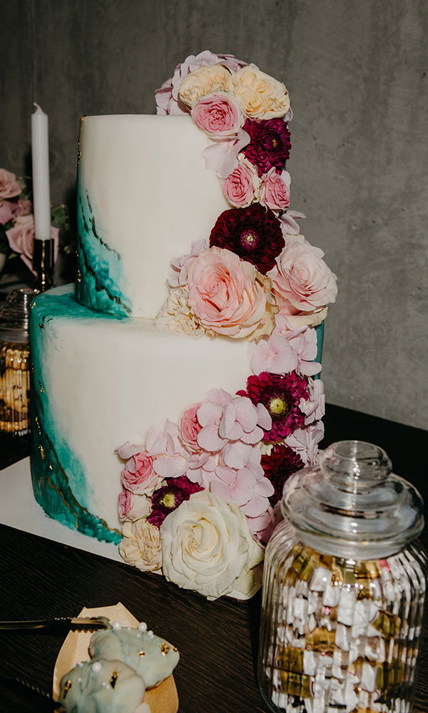 Stylisches Tortendesign mit floraler Note auf einem modernen Sweet Table.